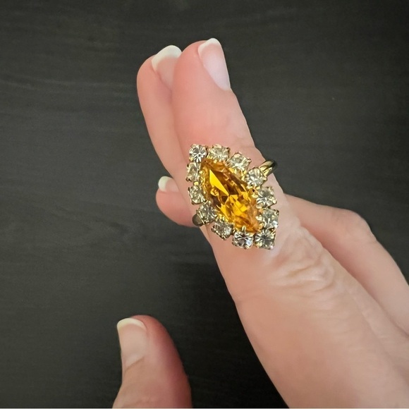 Yellow gemstone oval‎ ring - Picture 1 of 5